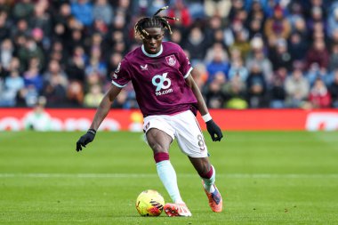 Burnley 'den Lesley Ugochukwu Premier Lig maçında topu ayaklarının dibine aldı Burnley Chelsea' ye karşı Turf Moor, Burnley, Birleşik Krallık, 22 Kasım 2025