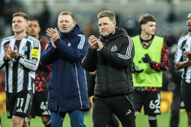 Newcastle United takımının teknik direktörü Eddie Howe, Premier League maçından sonra taraftarları alkışlıyor. Newcastle United, Manchester City 'ye karşı St. James' s Park, Newcastle, 21 Kasım 2025