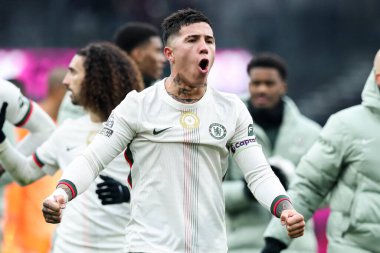 Chelsea 'den Enzo Fernandez, 22 Kasım 2025' te İngiltere 'nin Burnley kentinin Turf Moor kentinde oynanan Premier Lig karşılaşmasında kazandığı 0-2' lik galibiyeti kutladı.