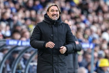 Leeds United takımının teknik direktörü Daniel Farke, Premier League maçında Leeds United 'ın Aston Villa' ya karşı oynadığı Elland Road, Leeds, İngiltere 'de 23 Kasım 2025' de takım talimatlarını verir.