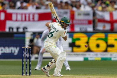 Avustralyalı Jake Weatherald, 22 Kasım 2025 'te Avustralya' nın Optus Stadyumu 'nda Avustralya' ya karşı NRMA Sigorta Külleri Birinci Test Günü 'nde balodan ayrılıyor.