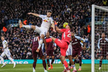 Leeds United takımından Anton Stach, Leeds United 'dan Lukas Nmecha' nın Premier Lig maçı Leeds United 'a karşı Aston Villa maçında attığı golün golüne doğru ilerliyor.