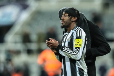 Newcastle 'dan Anthony Elanga Premier League maçından sonra taraftarları alkışlıyor. Newcastle United, Manchester City' ye karşı St. James 's Park, Newcastle, 21 Kasım 2025