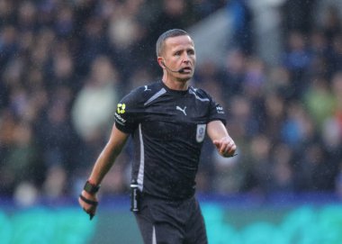 Hakem David Webb, Sheffield United 'a karşı 23 Kasım 2025' te Hillsborough, Sheffield United 'da oynanan Gökyüzü İddia Şampiyonası maçında.