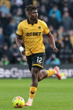 Wolverhampton Wanderers takımından Emmanuel Agbadou, 22 Kasım 2025 tarihinde Wolverhampton, Wolverhampton 'da oynanan Premier League maçında topu aldı.