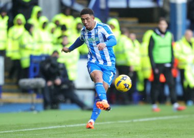 Sheffield Wednesday 'den Liam Palmer, Sheffield United' a karşı 23 Kasım 2025 'te Sheffield United' ın oynadığı maçta pas veriyor.