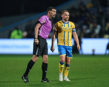 Hakem Craig Hicks, Sky Bet League 1 karşılaşmasında Mansfield Town 'a karşı Huddersfield Town, Mansfield Stadyumu, 22 Kasım 2025