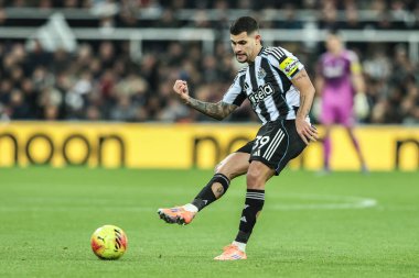Newcastle Untied takımından Bruno Guimaraes, Premier League maçında topu geçti. Newcastle United, Manchester City 'ye karşı St. James' s Park, Newcastle, 21 Kasım 2025