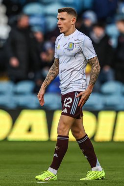 Aston Villa 'dan Lucas Digne Premier Lig maçında ısınma turunda Leeds United - Aston Villa maçı sırasında Elland Road, Leeds, İngiltere, 23 Kasım 2025