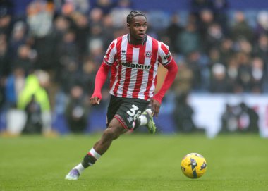 Sheffield United takımından Femi Seriki, Sheffield United 'a karşı 23 Kasım 2025' te oynanan Sheffield Wednesday-Sheffield United maçında topu düşürüyor.