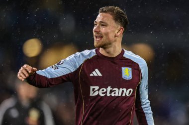 Aston Villa 'dan Matty Cash, 23 Kasım 2025' te İngiltere 'nin Leeds Road kentinde oynanan Premier Lig karşılaşmasında zaferi kutluyor.