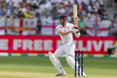 İngiltere 'den Gus Atkinson, 22 Kasım 2025' te Avustralya 'nın Optus Stadyumu' nda NRMA Sigorta Külleri Birinci Sınav Günü 2 Avustralya 'ya karşı İngiltere maçında atış yapıyor.