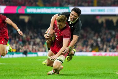 Galler 'den Taine Plumtree, Yeni Zelandalı Anton Lienert-Brown tarafından 22 Kasım 2025' te İngiltere 'nin Cardiff şehrindeki Principality Stadyumu' nda oynanan Galler - Yeni Zelanda maçı sırasında ele alındı.