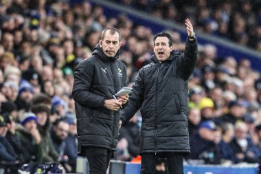 Aston Villa 'nın Unai Emery teknik direktörü, 23 Kasım 2025 tarihinde İngiltere' nin Leeds Road kentinde oynanan Premier League maçında Leeds United ve Aston Villa maçında tepki gösterdi.