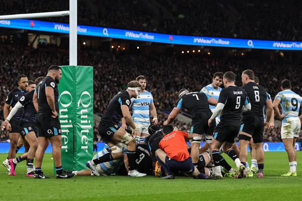 İngiltere, 23 Kasım 2025 tarihinde Twickenham, İngiltere 'deki Allianz Stadyumu' nda oynanan 2025 numaralı Quilter Nations Serisi maçında Arjantin 'in gol çizgisini geçmesini engelledi.