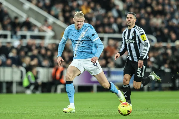 Manchester City 'den Erling Haaland, Premier League maçı Newcastle United ile Manchester City maçında 21 Kasım 2025' te St. James 's Park, Newcastle' da top yakaladı.