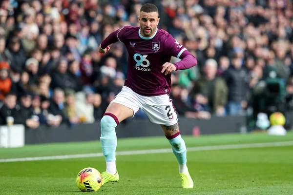 Burnley 'den Kyle Walker Premier Lig maçında topu ayaklarının dibine aldı Burnley Chelsea' ye karşı Turf Moor, Burnley, İngiltere, 22 Kasım 2025