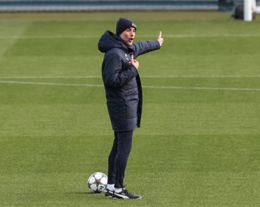 Manchester City 'nin Pep Guardiola teknik direktörü takım talimatlarını UEFA Şampiyonlar Ligi antrenman oturumunda veriyor. 8 Manchester City' nin 5 'inci maçında Etihad Kampüsü, Manchester, İngiltere' de 24 Kasım 2025 'te Bayer 04 Leverkusen' e karşı.