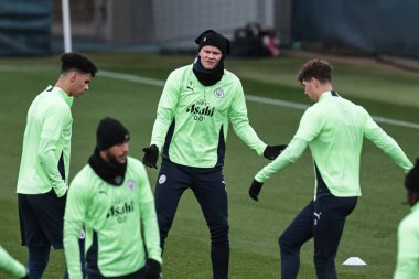 Manchester City 'den Erling Haaland UEFA Şampiyonlar Ligi antrenman oturumunda 8 Manchester City' den 5. Maç Bayer 04 Leverkusen 'e karşı Etihad Kampüsü, Manchester, İngiltere, 24 Kasım 2025