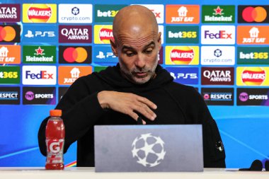 Manchester City 'nin Pep Guardiola teknik direktörü 24 Kasım 2025 tarihinde Etihad Kampüsü, Manchester, Birleşik Krallık' ta 8 Manchester City 'nin 5' inci günü Bayer 04 Leverkusen 'e karşı düzenlediği UEFA Şampiyonlar Ligi basın toplantısında basına konuştu.