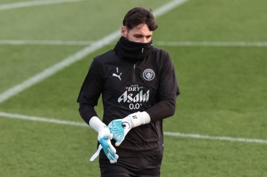 Manchester City kalecisi James Trafford UEFA Şampiyonlar Ligi antrenman oturumunda 8 Manchester City 'nin 5. Maçı sırasında Etihad Kampüsü' nde Bayer 04 Leverkusen 'e karşı, Manchester, İngiltere, 24 Kasım 2025