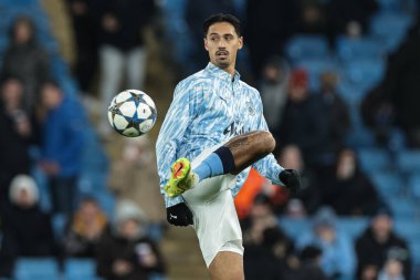 Manchester City 'den Tijjani Reijnders maç öncesi ısınma oturumunda Manchester City' nin 25 Kasım 2025 'te Manchester Stadyumu' nda Bayer 04 Leverkusen 'e karşı oynadığı UEFA Şampiyonlar Ligi maçında