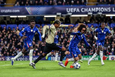 Barcelona 'dan Lamine Yamal ve Chelsea' den Marc Cucurella, UEFA Şampiyonlar Ligi 5 / 8 Chelsea-Barcelona maçında top için 25 Kasım 2025 'te Stamford Bridge, Londra' da mücadele ettiler.