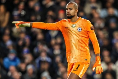 Chelsea kalecisi Robert Sanchez takımına UEFA Şampiyonlar Ligi Maç Maçı 'nda talimat veriyor. Maç 5' te Stamford Bridge, Londra, 25 Kasım 2025 'de oynanacak.