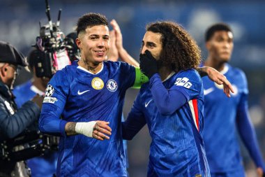Chelsea 'den Marc Cucurella ve Chelsea' den Enzo Fernndez, 25 Kasım 2025 'te Stamford Bridge, Londra' da oynanan UEFA Şampiyonlar Ligi 5 / 8 Chelsea-Barcelona maçında zaferi kutluyorlar.