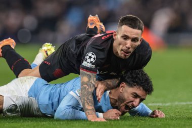 Manchester City 'den Omar Marmoush ve Bayer 04 Leverkusen' den Lex Grimaldo, 25 Kasım 'da Manchester City, Manchester Stadyumu' nda oynanan 8 Manchester City - Bayer 04 Leverkusen maçında UEFA Şampiyonlar Ligi 'nde faul yok.