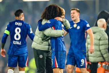 Chelsea 'nin Enzo Maresca teknik direktörü Chelsea' li Marc Cucurella, UEFA Şampiyonlar Ligi 5 / 8 Chelsea-Barcelona maçından sonra 25 Kasım 2025 'de Stamford Bridge, Londra' da kucaklıyor.