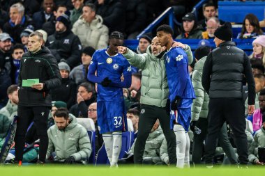 Chelsea 'nin Enzo Maresca teknik direktörü Chelsea' den Tyrique George ve Chelsea 'den Josh Acheampong' a UEFA Şampiyonlar Ligi Maçı 'nın 5' inci gününde Stamford Bridge, Londra, 25 Kasım 2025 'de Chelsea - Barcelona maçında talimat verdi.