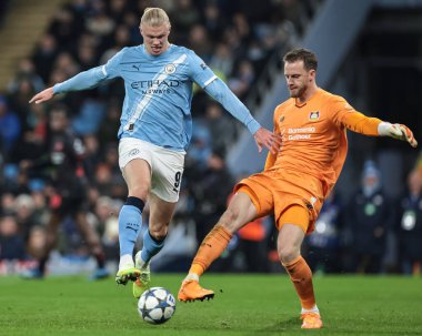 Bayer 04 Leverkusen 'den Mark Flekken Manchester City, Manchester City, Manchester City' deki Bayer 04 Leverkusen maçında Manchester City 'de oynanan 5' inci UEFA Şampiyonlar Ligi karşılaşmasında Manchester City 'den Erling Haaland' ın baskısıyla topu temizliyor.
