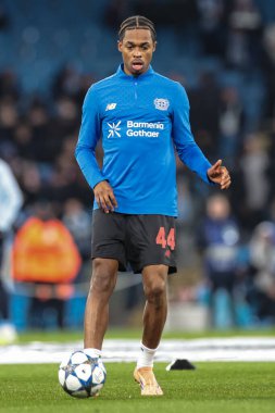 Bayer 04 Leverkusen 'den Jeanul Belocian maç öncesi ısınma oturumunda UEFA Şampiyonlar Ligi' nin 5 / 8 Manchester City - Bayer 04 Leverkusen maçında Manchester City, Manchester Stadyumu 'nda, 25 Kasım 2025