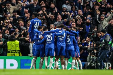 Chelsea 'li oyuncular, UEFA Şampiyonlar Ligi Maçı' nda Barcelona 'dan Jules Kounde' nin 25 Kasım 2025 'te Stamford Bridge, Londra' da oynanan 5.