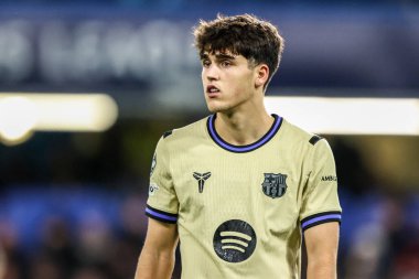 Barcelona 'dan Pau Cubarsi, UEFA Şampiyonlar Ligi Maçı sırasında Stamford Bridge, Londra' da Chelsea - Barcelona maçında, 25 Kasım 2025