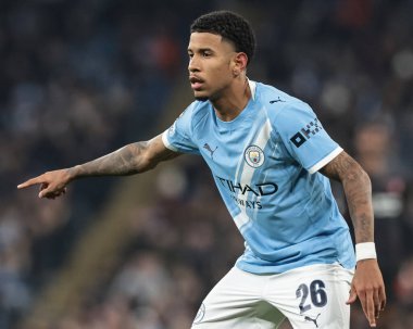Manchester City 'den Savinho takım talimatlarını UEFA Şampiyonlar Ligi Maçı' nda veriyor. 8 Manchester City - Bayer 04 Leverkusen maçında Manchester Stadyumu, Manchester, İngiltere, 25 Kasım 2025