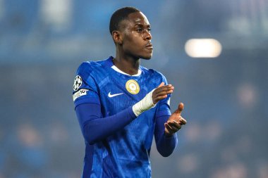 Chelsea 'den Trevoh Chalobah, UEFA Şampiyonlar Ligi Maçı' ndan sonra taraftarları alkışlıyor. Maç 5 / 8 Chelsea-Barselona Stamford Bridge, Londra, İngiltere, 25 Kasım 2025