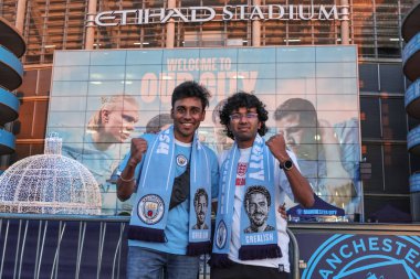 Taraftarlar, Manchester Stadyumu, Manchester, İngiltere 'de 25 Kasım 2025' te oynanan 8 Manchester City - Bayer 04 Leverkusen maçında UEFA Şampiyonlar Ligi 'ne oyuncu girişinin önünde fotoğraf çekiyorlar.