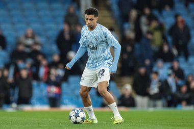 Manchester City 'den Rico Lewis, Manchester Stadyumu' nda 25 Kasım 2025 'te oynanan 8 Manchester City - Bayer 04 Leverkusen maçında maç öncesi ısınma maçında...