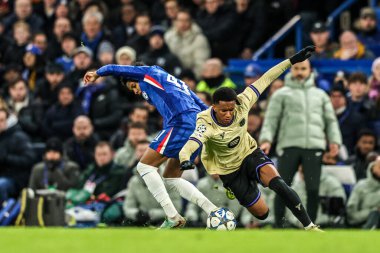 Chelsea 'den Estvo ve Barcelona' dan Alejandro Balde, UEFA Şampiyonlar Ligi 5 / 8 Chelsea-Barcelona maçında, 25 Kasım 2025 'te Stamford Bridge, Londra' da top için mücadele etti.