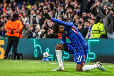 Chelsea 'li Estvo, 25 Kasım 2025' te Stamford Bridge, Londra 'da oynanan UEFA Şampiyonlar Ligi 5 / 8 Chelsea-Barcelona karşılaşmasında 2-0' lık galibiyet golünü kutluyor.