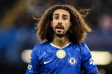 Chelsea 'li Marc Cucurella, UEFA Şampiyonlar Ligi Maçı sırasında Stamford Bridge, Londra, 25 Kasım 2025' te Chelsea - Barcelona maçında