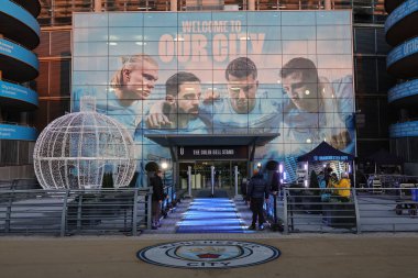 Manchester City Stadyumu Bayer 04 Leverkusen 'e karşı oynanan UEFA Şampiyonlar Ligi 5. Maçı' nda kapıların üzerinde Erling Haaland, Bernardo Silva, Rodrigo ve Ruben Dias 'ın bulunduğu oyuncu girişi görülüyor.