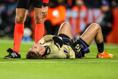 Barcelona 'dan Fermin Lopez, UEFA Şampiyonlar Ligi 5 / 8 Chelsea-Barcelona maçında 25 Kasım 2025' te Stamford Bridge, Londra 'da Chelsea locasında yaralandı.