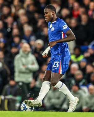 Chelsea 'den Trevoh Chalobah UEFA Şampiyonlar Ligi Maçı sırasında Stamford Köprüsü, Londra, 25 Kasım 2025