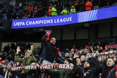 Bayer Leverkusen taraftarları, Manchester City - Bayer 04 Leverkusen maçında 25 Kasım 2025 'te oynanan UEFA Şampiyonlar Ligi Maçı' nda şarkı söylemekte.