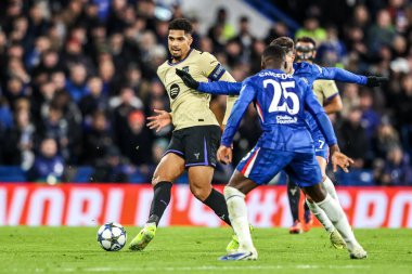 Barselona 'dan Ronald Araujo, UEFA Şampiyonlar Ligi Maçı' nda pas veriyor. Maç 5 'te Stamford Bridge, Londra, 25 Kasım 2025' de oynanacak.