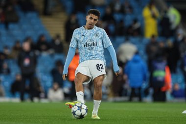 Manchester City 'den Rico Lewis, Manchester Stadyumu' nda 25 Kasım 2025 'te oynanan 8 Manchester City - Bayer 04 Leverkusen maçında maç öncesi ısınma maçında...