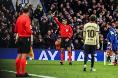 Hakem Slavko Vinciç, 25 Kasım 2025 'te İngiltere' nin Stamford Köprüsü 'nde oynanan 8 Chelsea-Barcelona maçında UEFA Şampiyonlar Ligi' nde tehlikeli bir faul için Barselona 'dan Ronald Araujo' ya kırmızı kart verdi.